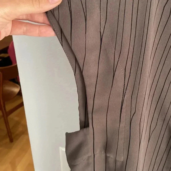 August 1 Eight Striped Cap Sleeve V Neck Blouse Gray Black Size XL - Picture 7 of 11